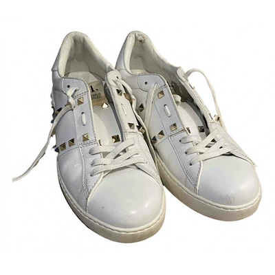 Pre-owned Valentino Garavani Rockstud Leather Low Trainers In White