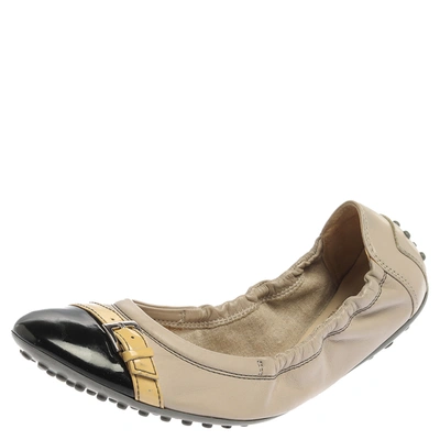 Pre-owned Tod's Beige/black Leather And Patent Leather Cap Toe Buckle Detail Scrunch Ballet Flats Size 38