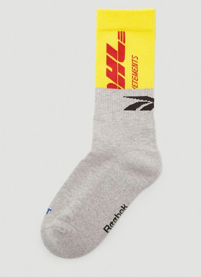 Vetements Dhl Contrast-logo Socks In Grey