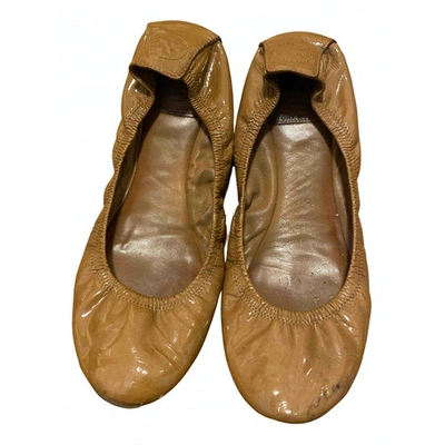 Pre-owned Tory Burch Patent Leather Ballet Flats In Camel