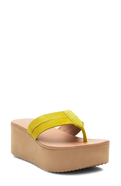 Matisse Newport Flatform Flip Flop In Yellow Suede