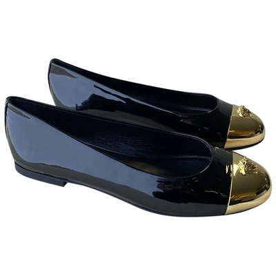 Pre-owned Versace Patent Leather Flats In Black