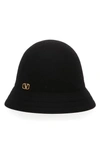 Valentino Garavani Fur Felt Bucket Hat In Powder