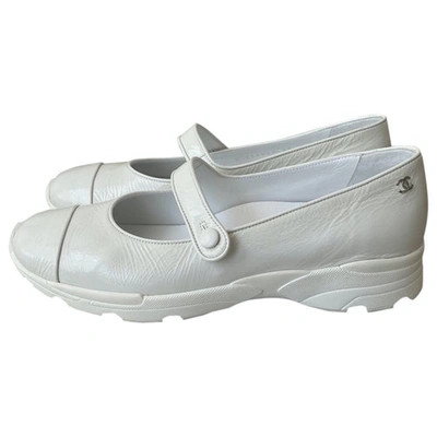 Pre-owned Chanel Leather Flats In White
