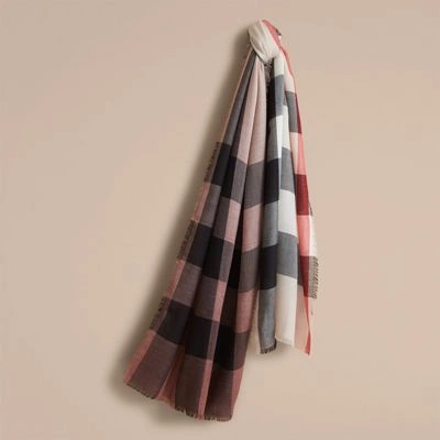 Burberry The Lightweight Cashmere Scarf In Ombré Check In Mauve Pink