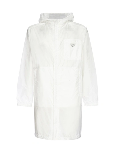 Prada Logo-plaque Re-nylon Hooded Raincoat In Bianco