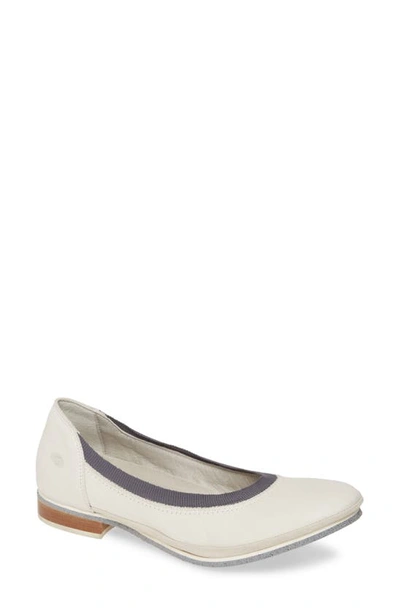 Cloud Brooke Flat In Off White Leather
