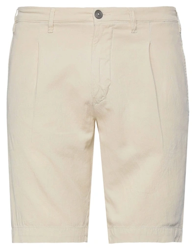 Alley Docks 963 Shorts & Bermuda Shorts In White