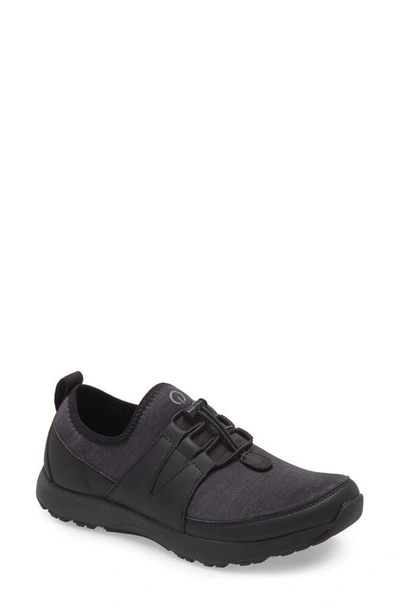 Traq By Alegria Cynch Knit Sneaker In Black Leather