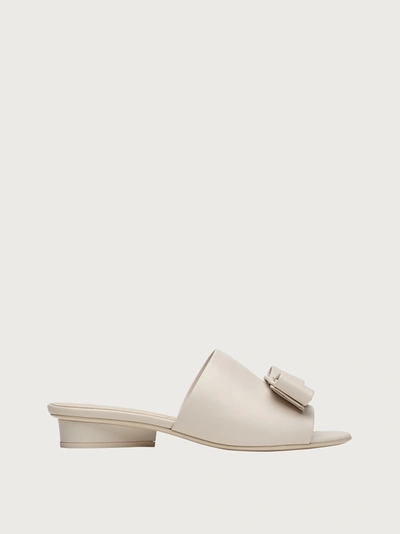 Ferragamo Vicky Bow-embellished Leather Slides In White,beige