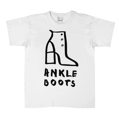 Agnė Kuzmickaitė White T-shirt With Ankle Boots Print