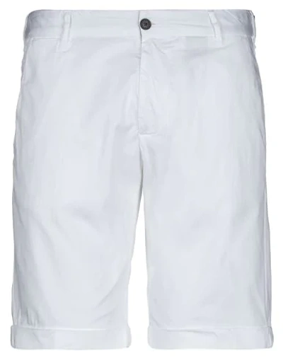 Live Concept Shorts & Bermuda Shorts In White