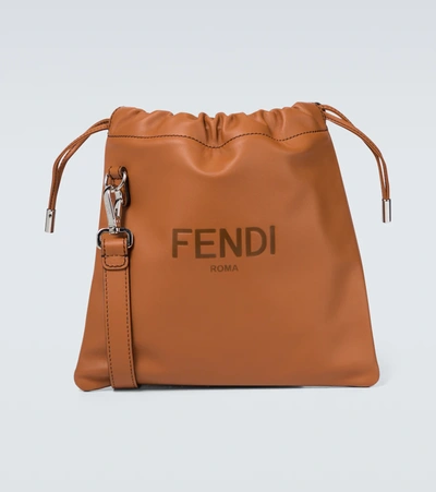 Fendi Sack 抽绳系带小号单肩包 In Brown