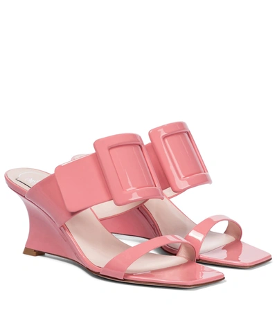 Roger Vivier Patent Leather Viv' In The City Wedge Mules 65 In Pink