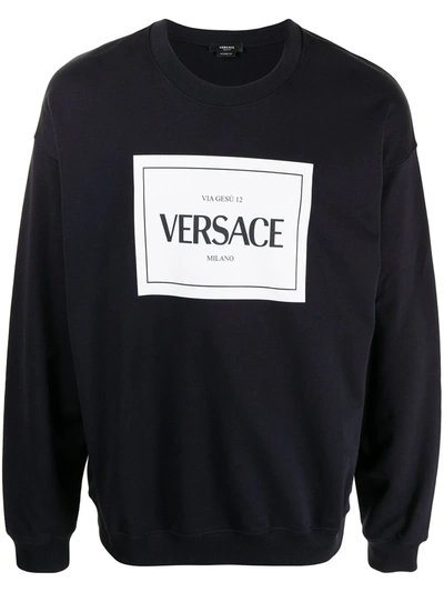 Versace Printed Logo Crewneck Sweatshirt In Black,white