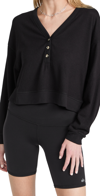 Alo Yoga Alolux Soho Cropped Henley In Black