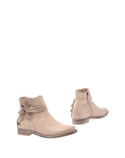Manas Ankle Boots In Beige