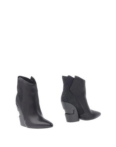 Cinzia Araia Ankle Boot In Black