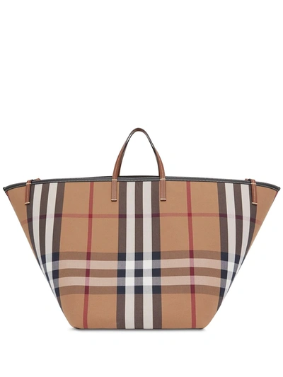 Burberry 格纹大号沙滩手提包 In Birch Brown