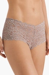 Hanro Luxury Moments Stretch-lace Boy Shorts In Essential