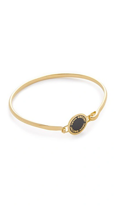 Marc Jacobs Enamel Logo Disc Hinge Bracelet In Black/oro