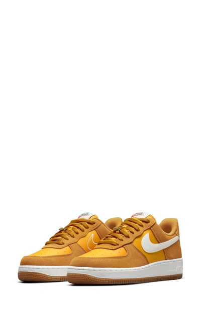 Nike Air Force 1 '07 Se Women's Shoe In Gold Suede,university Gold,gum Medium Brown,sail