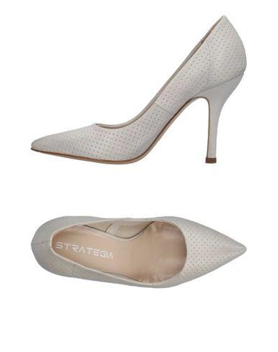 Strategia Pumps In Ivory