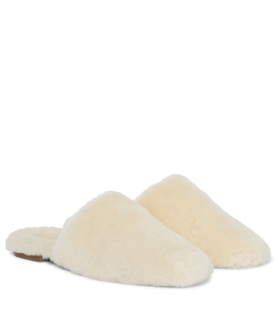 Aeyde Kelly Shearling Slippers In Creamy