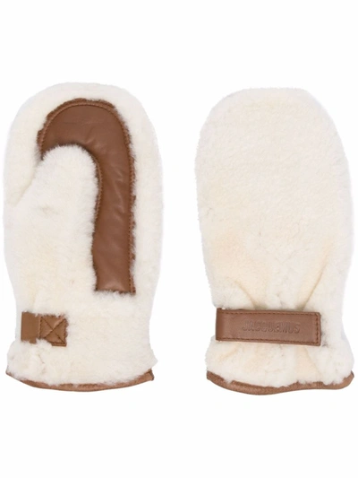 Jacquemus White Fur Debossed Logo Gloves In Camel Color