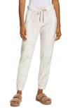 Ugg Betsey Fleece Jogger Pants In Moonbeam