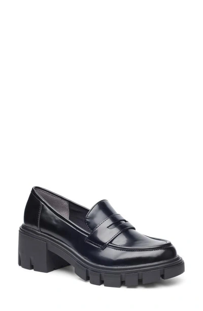 Me Too Blaze Lug Sole Penny Loafer In Charcoal Crinkle Patent Pu