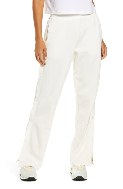 Alo Yoga Courtside Tearaway Snap Pants In Ivory
