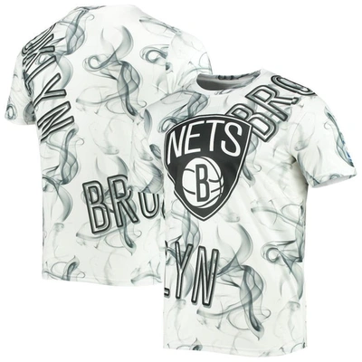 Fisll Men's White, Black Brooklyn Nets Asymmetric Bold Smoke T-shirt In White,black