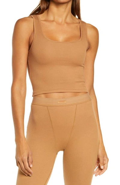 Skims Cotton Rib Tank In Camel