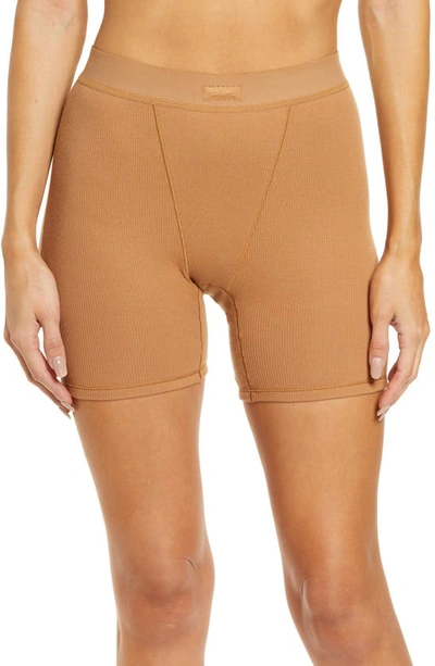 Skims Cotton Rib Boxers In Camel