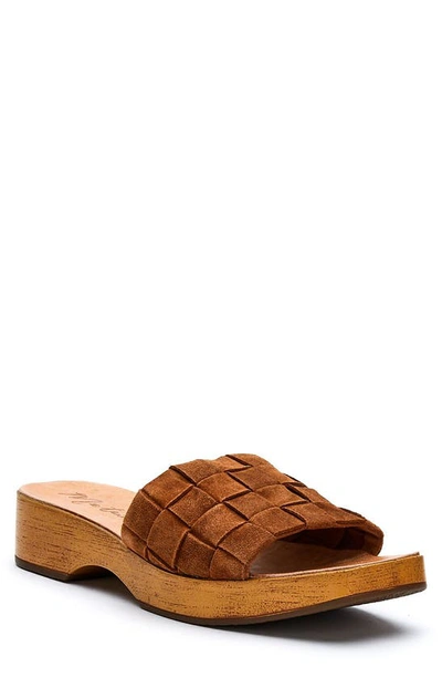 Matisse Hamptons Slide Sandal In Brown