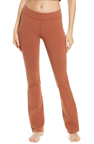Alo Yoga Airbrush Low Rise Bootcut Leggings In Rust