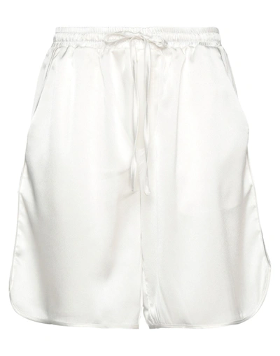 Off Shorts & Bermuda Shorts In White