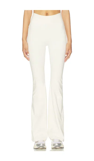437 The Leisure Pant In White