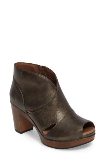 dansko delphina size 39