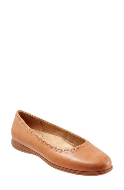 Trotters Dixie Leather Ballet Flat In Luggage