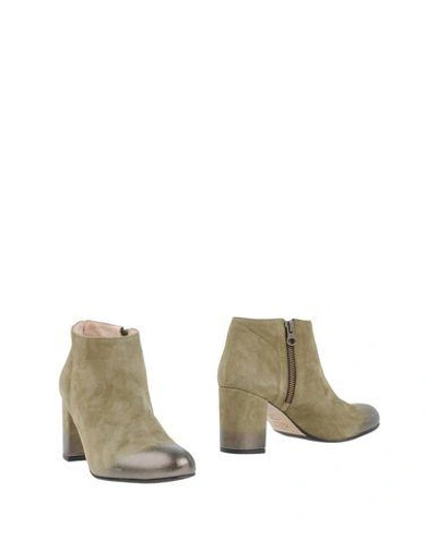Lenora Ankle Boots In Military Green
