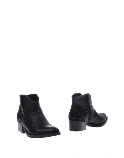 Janet & Janet Ankle Boot In Black