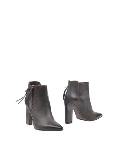 Vic Ankle Boot In Lead