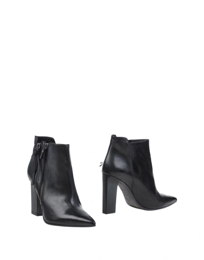 Vic Ankle Boot In Black