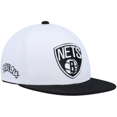 Mitchell & Ness Men's  White, Black Brooklyn Nets Side Core 2.0 Snapback Hat