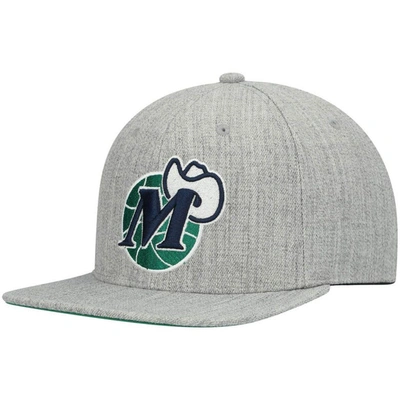 Mitchell & Ness Men's  Heathered Gray Dallas Mavericks Hardwood Classics Team 2.0 Snapback Hat