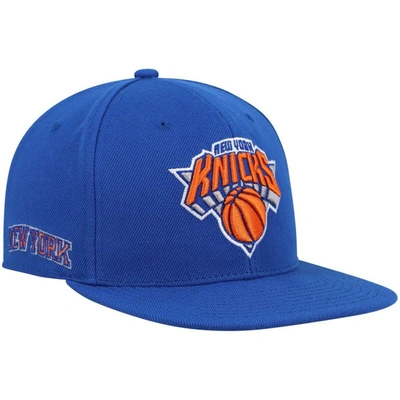 Mitchell & Ness Men's  Royal New York Knicks Core Side Snapback Hat