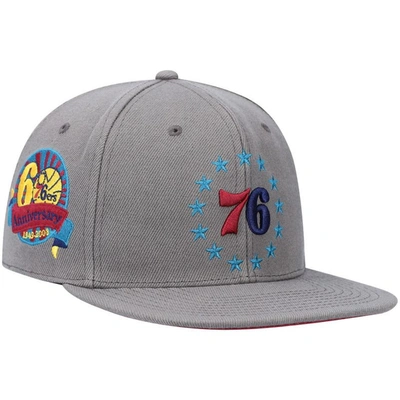 Mitchell & Ness Charcoal Philadelphia 76ers Hardwood Classics 60th Anniversary Carbon Cabernet Fitte