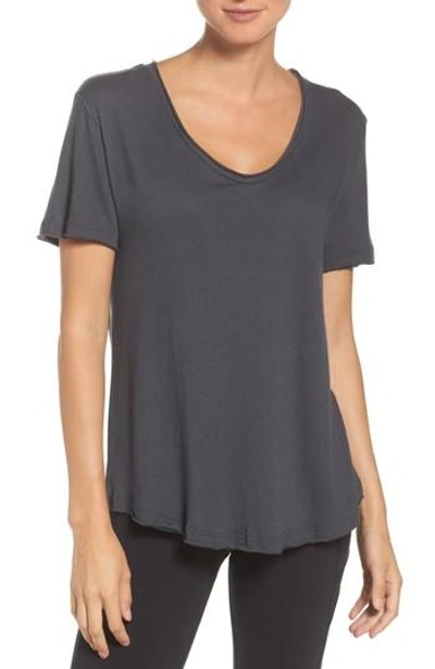Alo Yoga Playa Tee In Anthracite